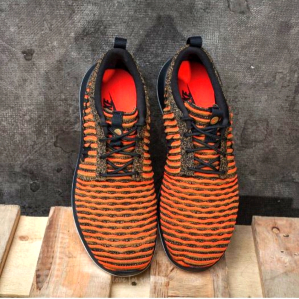 Nike Roshe Two Flyknit Sneakers Men's  Orange and Black Size 9